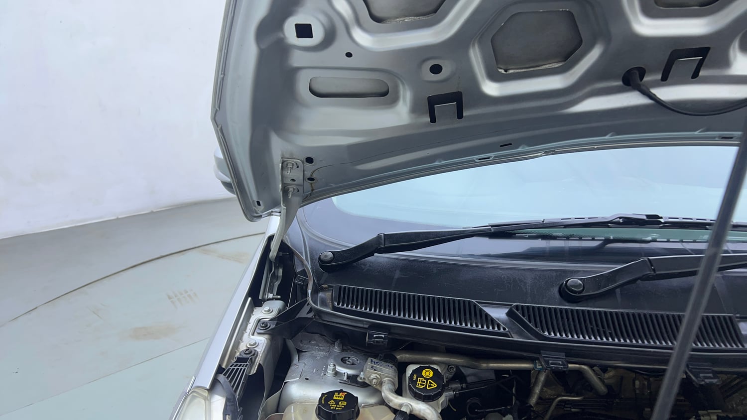 Used 2016 Ford Figo Titanium 1.2 Ti-VCT Petrol Manual engine ENGINE RIGHT SIDE HINGE & APRON VIEW
