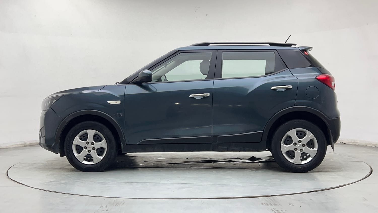 Used 2020 Mahindra XUV 300 1.2 W6 Petrol Manual exterior LEFT SIDE VIEW