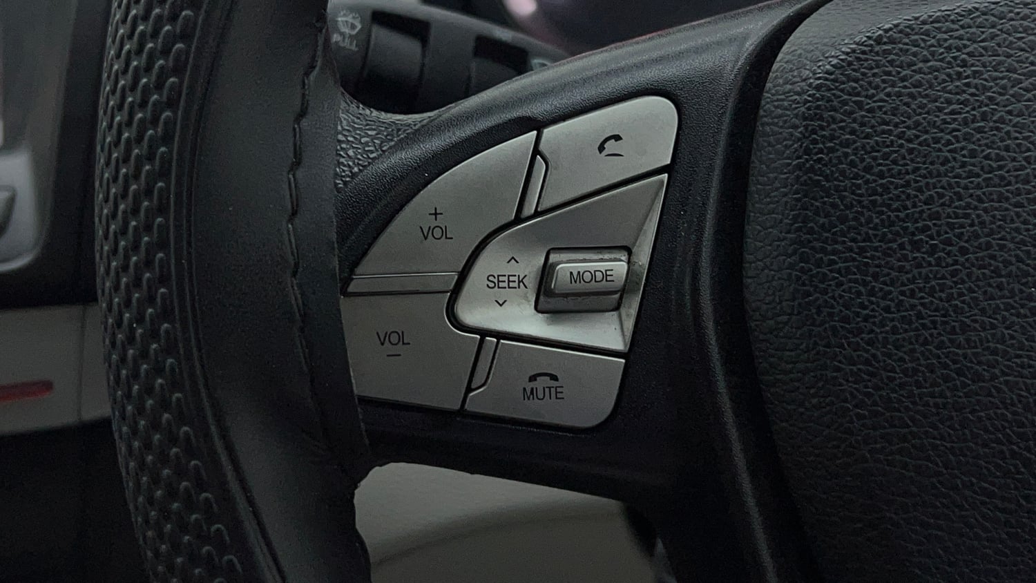 Used 2020 Mahindra XUV 300 1.2 W6 Petrol Manual top_features Steering mounted controls