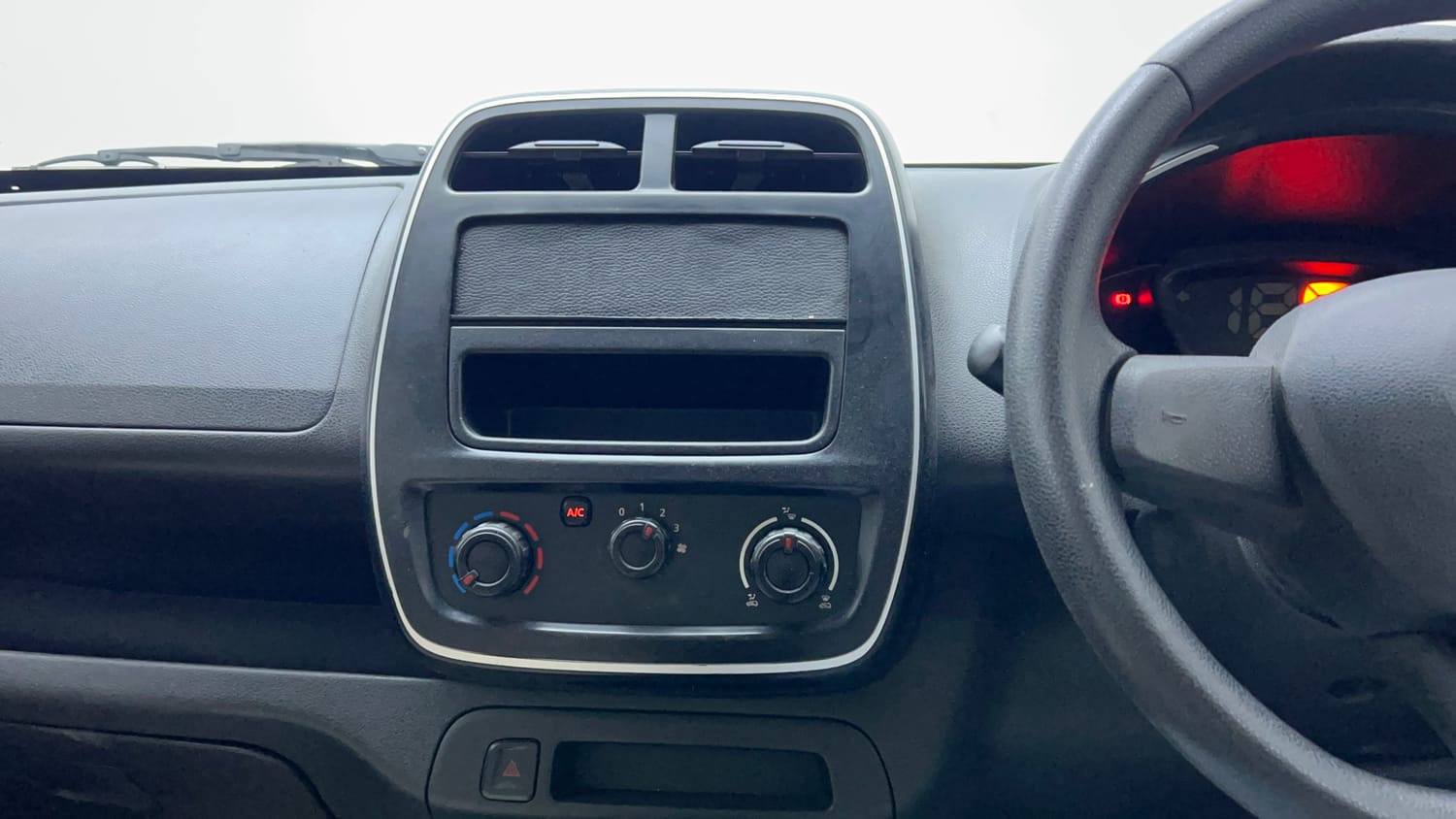 Used 2018 Renault Kwid RXE Petrol Manual interior MUSIC SYSTEM & AC CONTROL VIEW