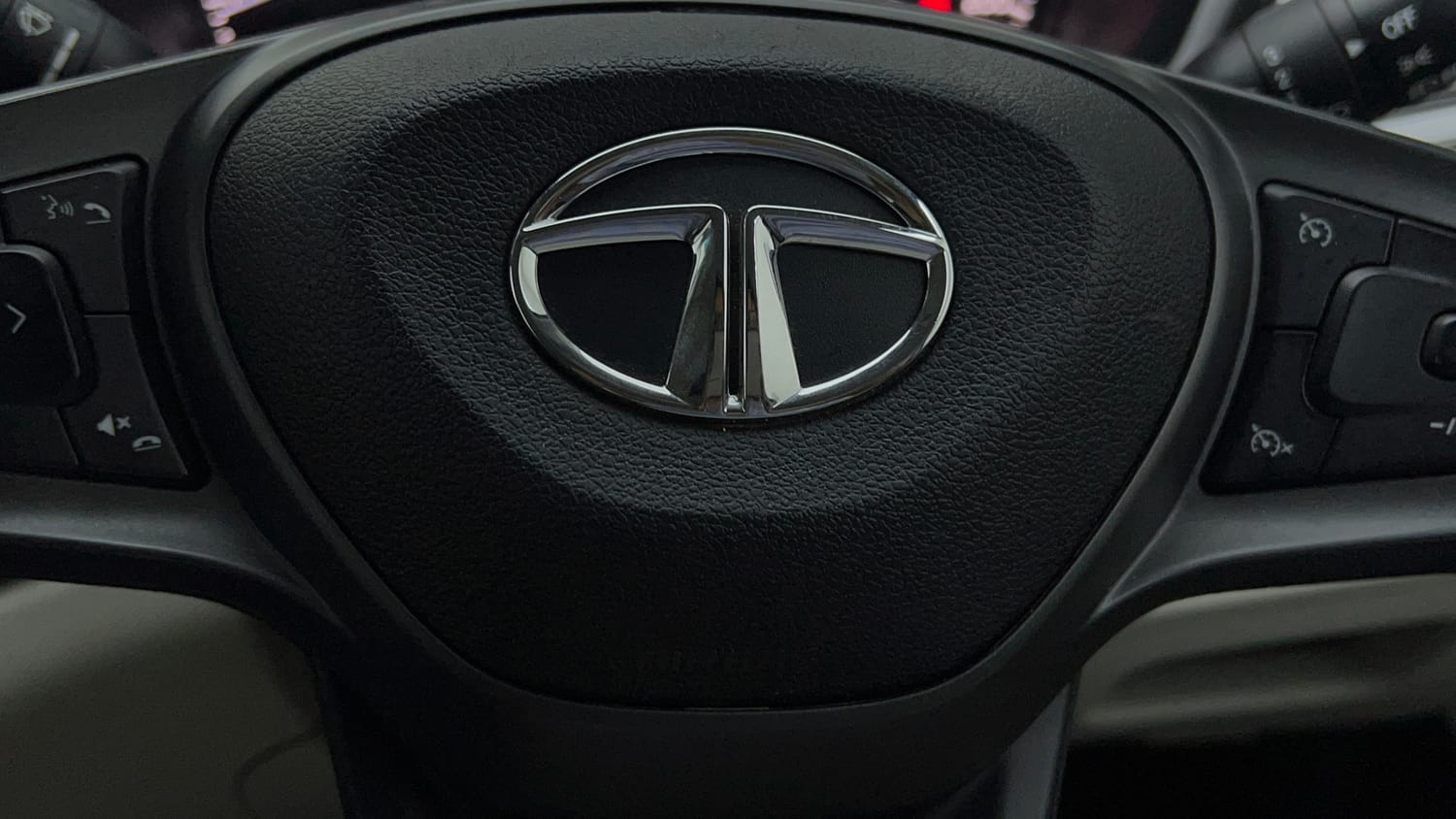 Used 2023 Tata Altroz XT Petrol Petrol Manual top_features Airbags