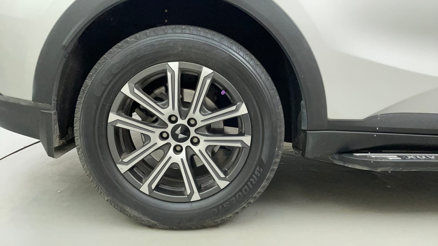 Used 2025 Mahindra XUV700 AX7 Luxury Pack Petrol AT 7 STR Petrol Automatic tyres RIGHT REAR TYRE RIM VIEW