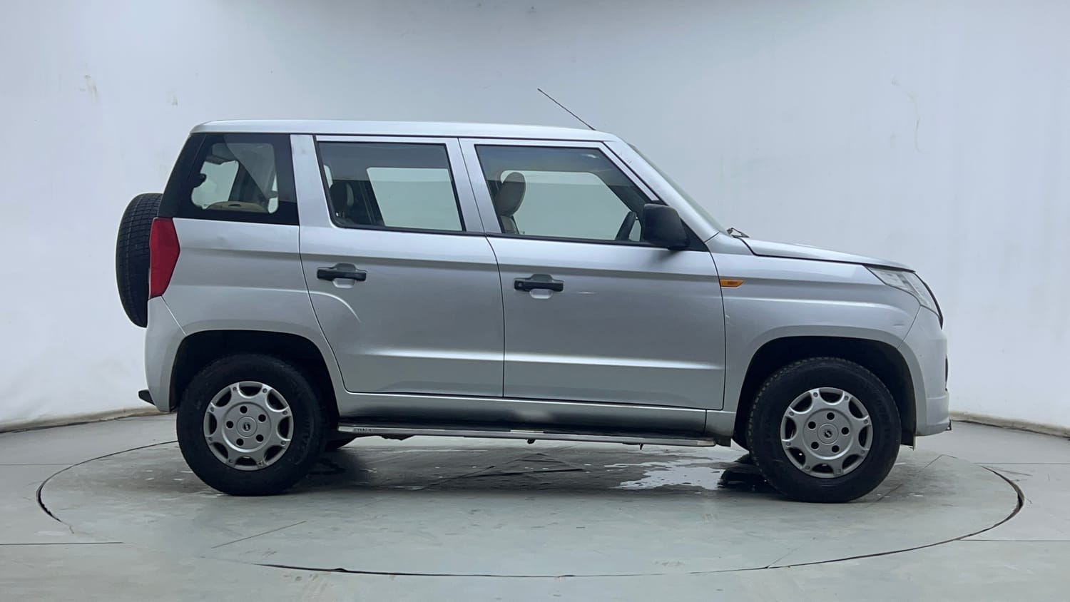 Used 2016 Mahindra TUV300 T4 Plus Diesel Manual exterior RIGHT SIDE VIEW