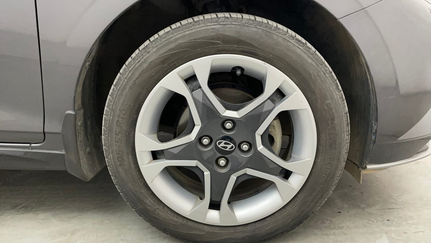 Used 2024 Hyundai i20 Sportz (O) 1.2 IVT Petrol Automatic tyres RIGHT FRONT TYRE RIM VIEW