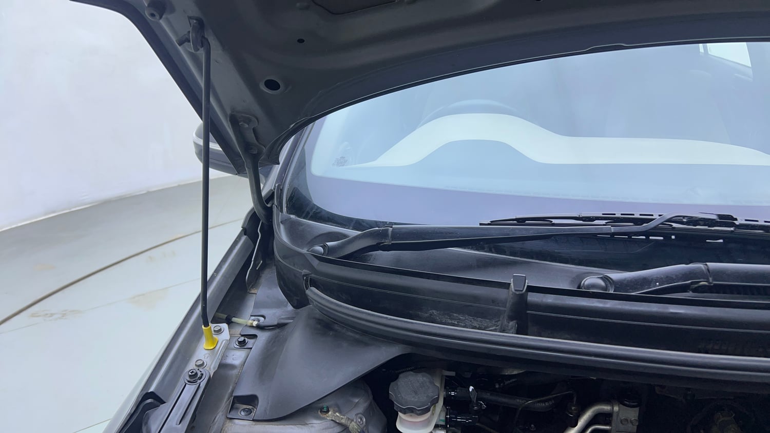 Used 2017 Hyundai Elite i20 Asta 1.2 (O) Petrol Manual engine ENGINE RIGHT SIDE HINGE & APRON VIEW