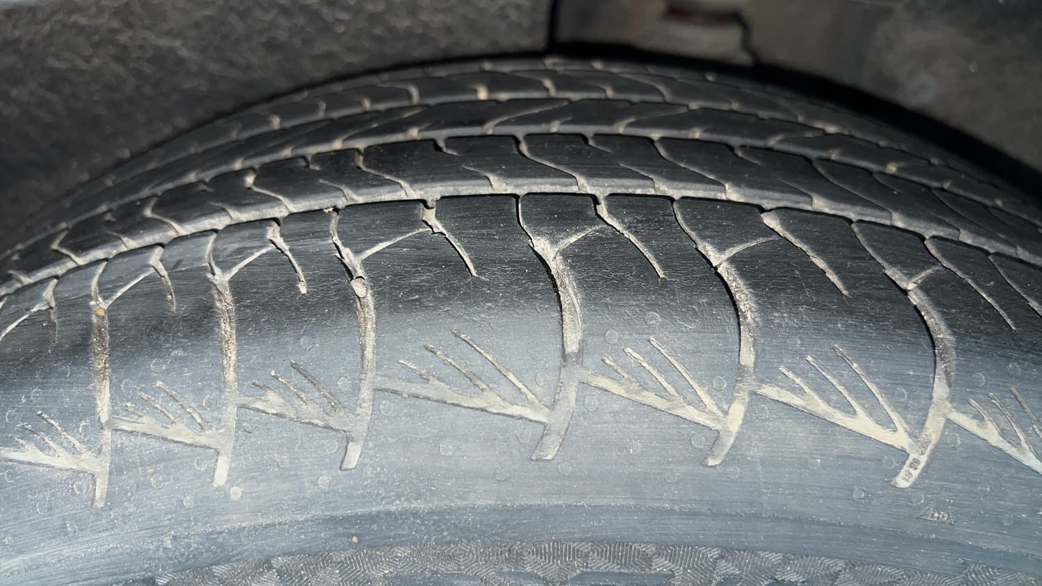 Used 2021 Hyundai Alcazar Signature (O) 6 STR 2.0 Petrol AT Petrol Automatic tyres LEFT REAR TYRE TREAD VIEW