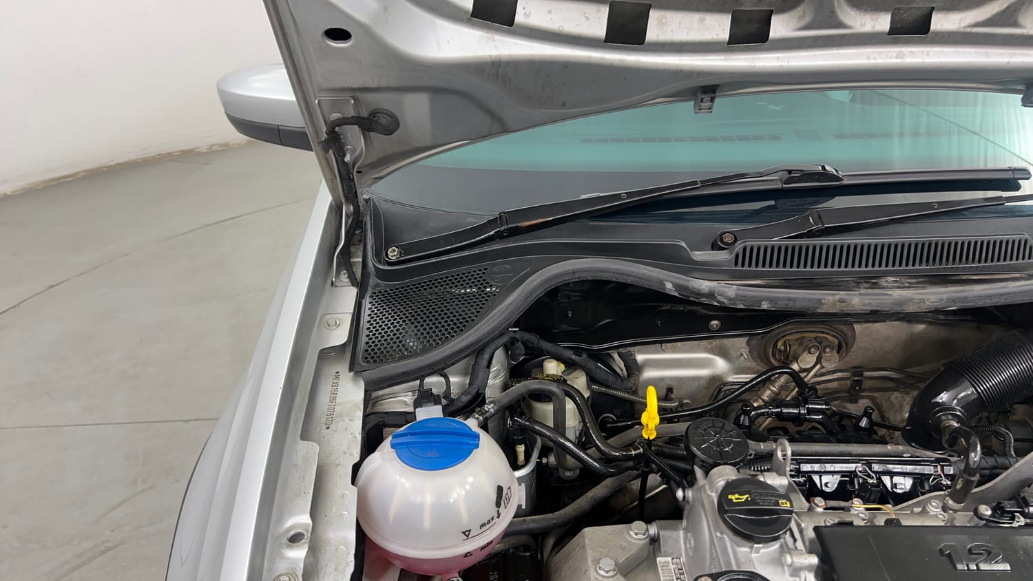 Used 2015 Volkswagen Polo Highline1.2L (P) Petrol Manual engine ENGINE RIGHT SIDE HINGE & APRON VIEW