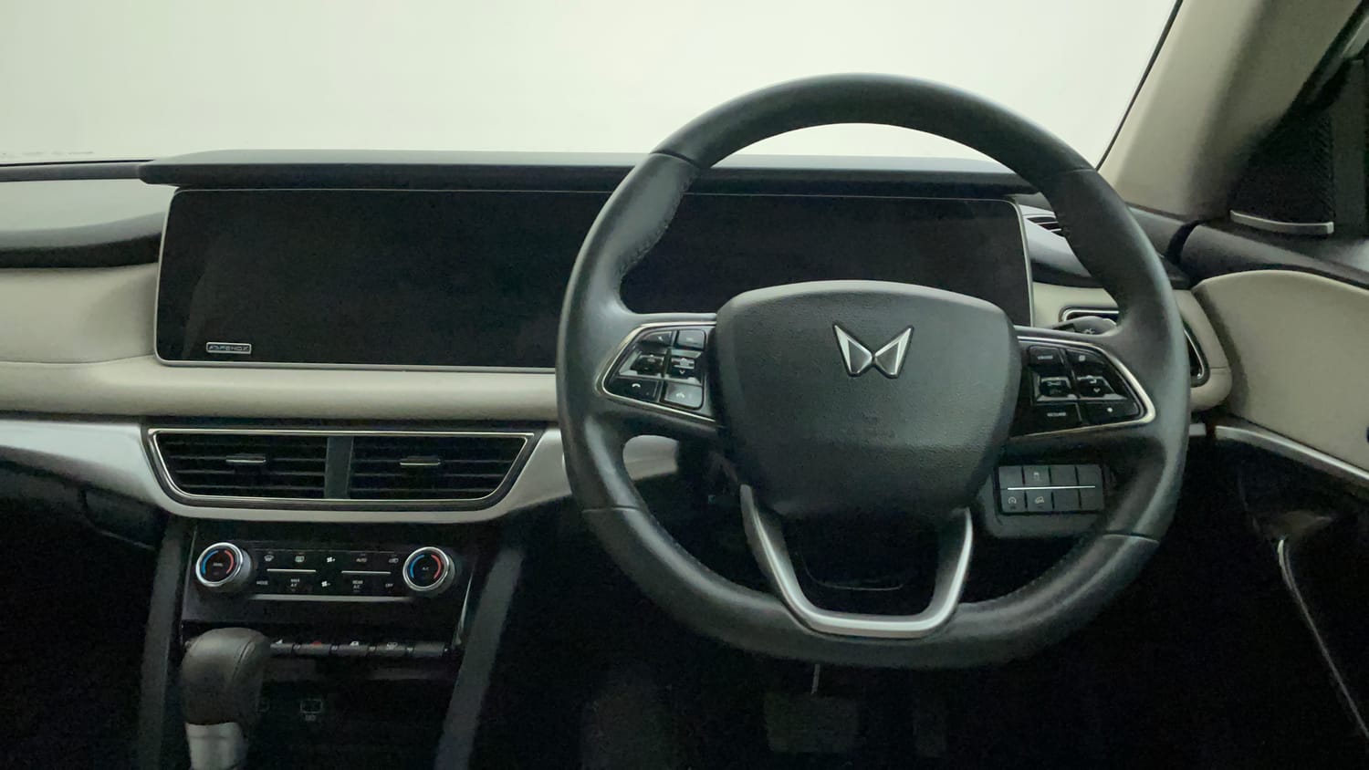 Used 2025 Mahindra XUV700 AX7 Luxury Pack Petrol AT 7 STR Petrol Automatic interior STEERING VIEW