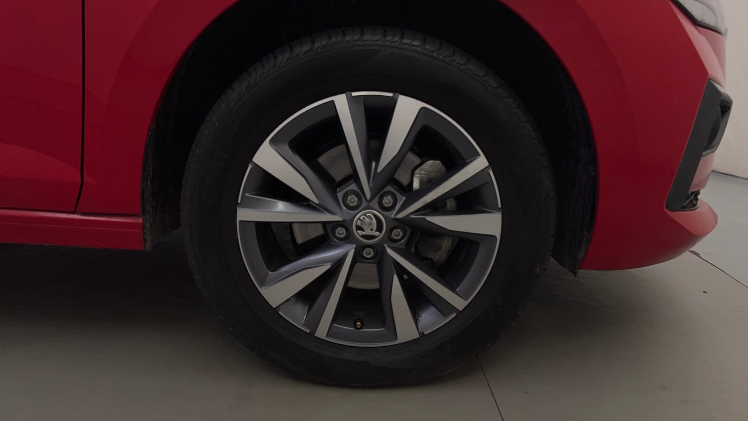 Used 2025 Skoda Slavia Prestige 1.0L TSI MT Petrol Manual tyres RIGHT FRONT TYRE RIM VIEW