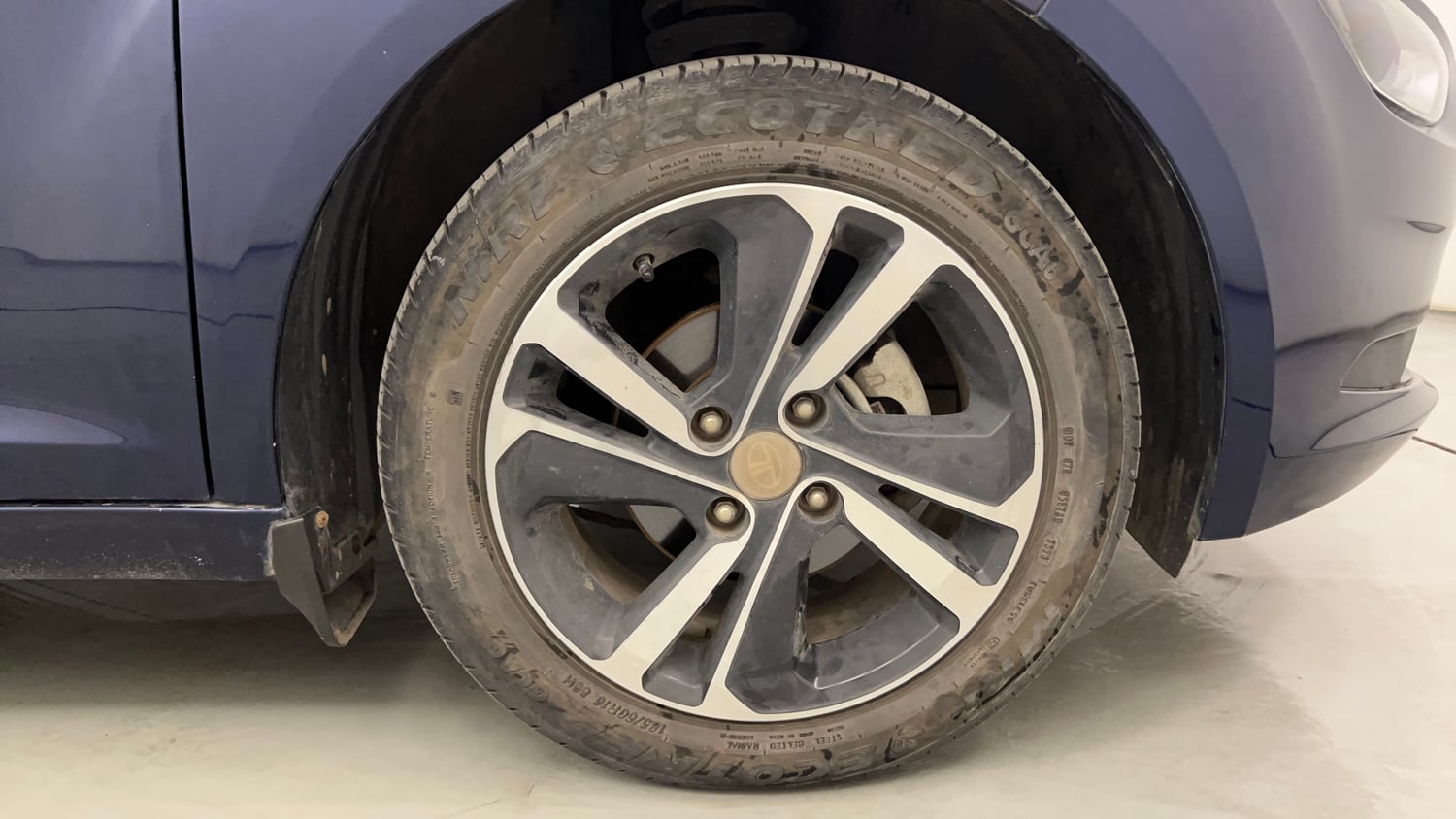 Used 2023 Tata Altroz XZ Plus (O) (S) iCNG Cng Manual tyres RIGHT FRONT TYRE RIM VIEW