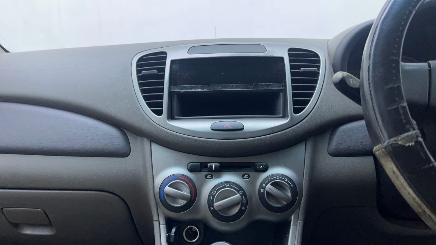 Used 2013 Hyundai i10 Era 1.1 iRDE2 Petrol Manual interior MUSIC SYSTEM & AC CONTROL VIEW