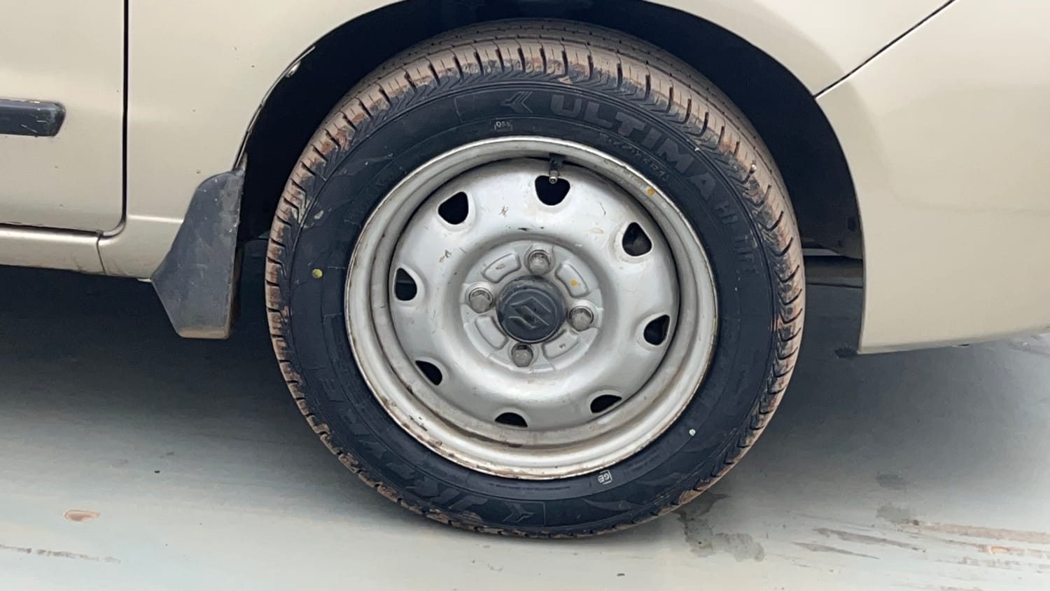 Used 2013 Maruti Suzuki Alto K10 LXi Petrol Manual tyres RIGHT FRONT TYRE RIM VIEW