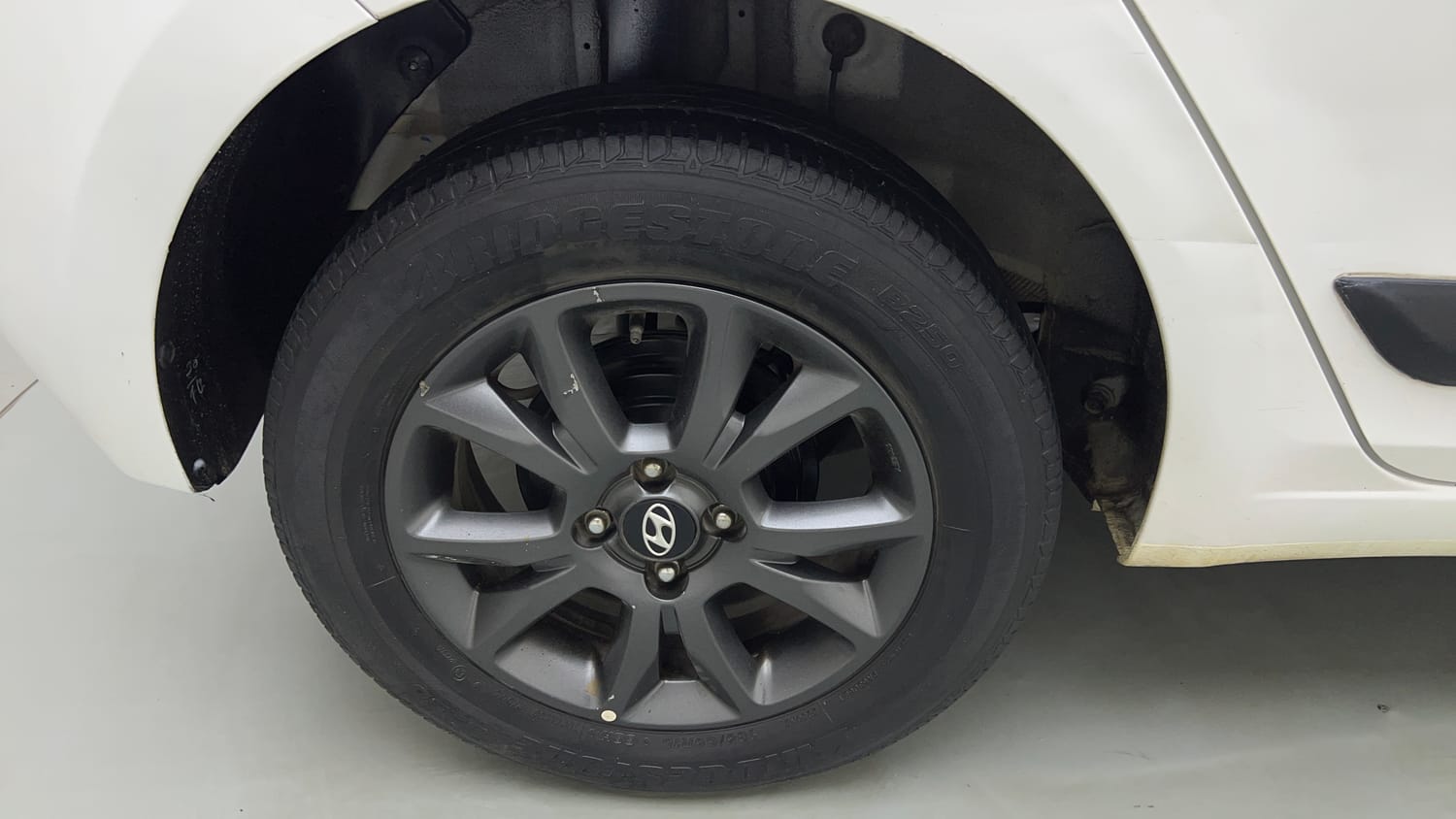 Used 2020 Hyundai Elite i20 Sportz Plus 1.2 Petrol Manual tyres RIGHT REAR TYRE RIM VIEW