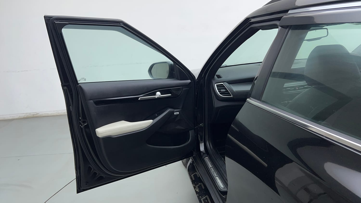 Used 2025 Kia Seltos GTX Plus 1.5 Turbo Petrol DCT Petrol Automatic interior LEFT FRONT DOOR OPEN VIEW