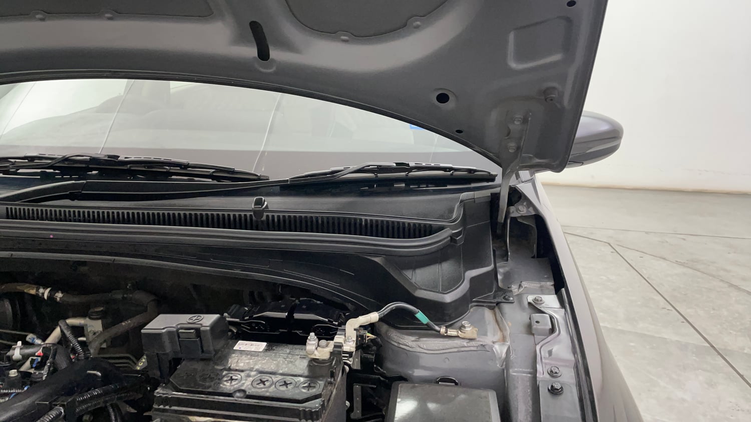 Used 2024 Hyundai i20 Sportz (O) 1.2 IVT Petrol Automatic engine ENGINE LEFT SIDE HINGE & APRON VIEW