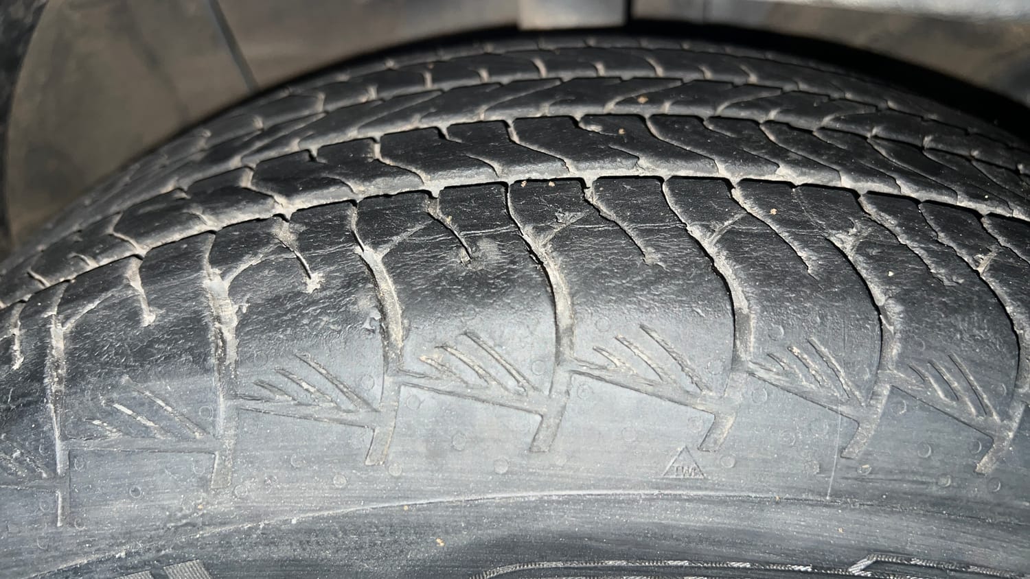 Used 2021 Hyundai Alcazar Signature (O) 6 STR 2.0 Petrol AT Petrol Automatic tyres RIGHT FRONT TYRE TREAD VIEW