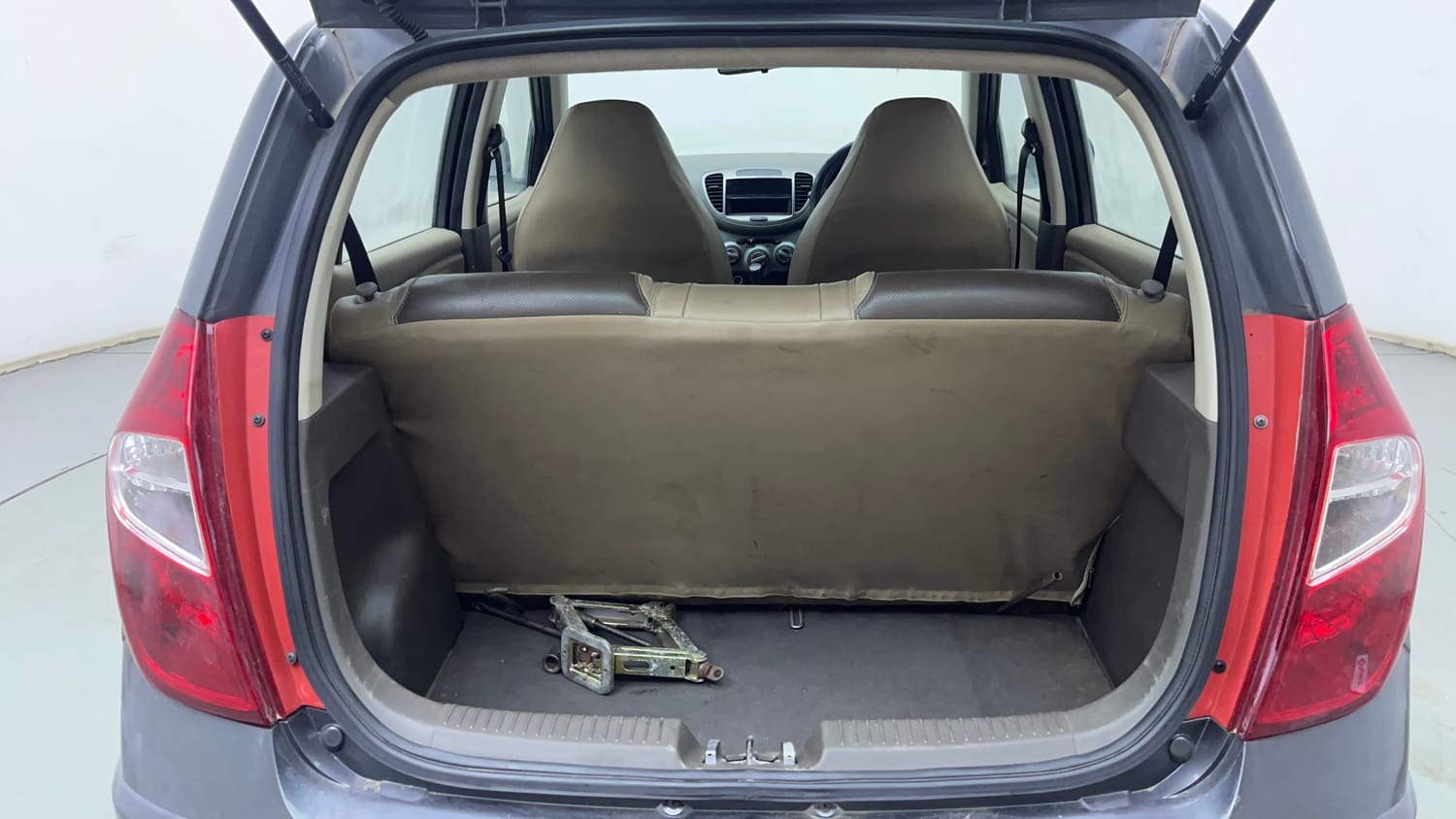 Used 2013 Hyundai i10 Era 1.1 iRDE2 Petrol Manual interior DICKY INSIDE VIEW