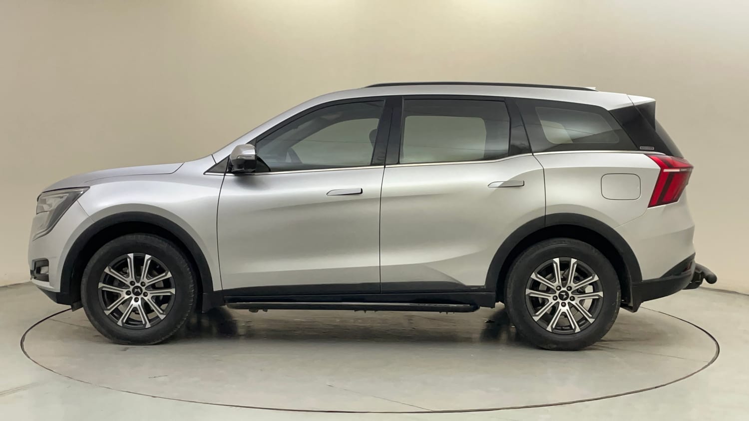 Used 2025 Mahindra XUV700 AX7 Luxury Pack Petrol AT 7 STR Petrol Automatic exterior LEFT SIDE VIEW