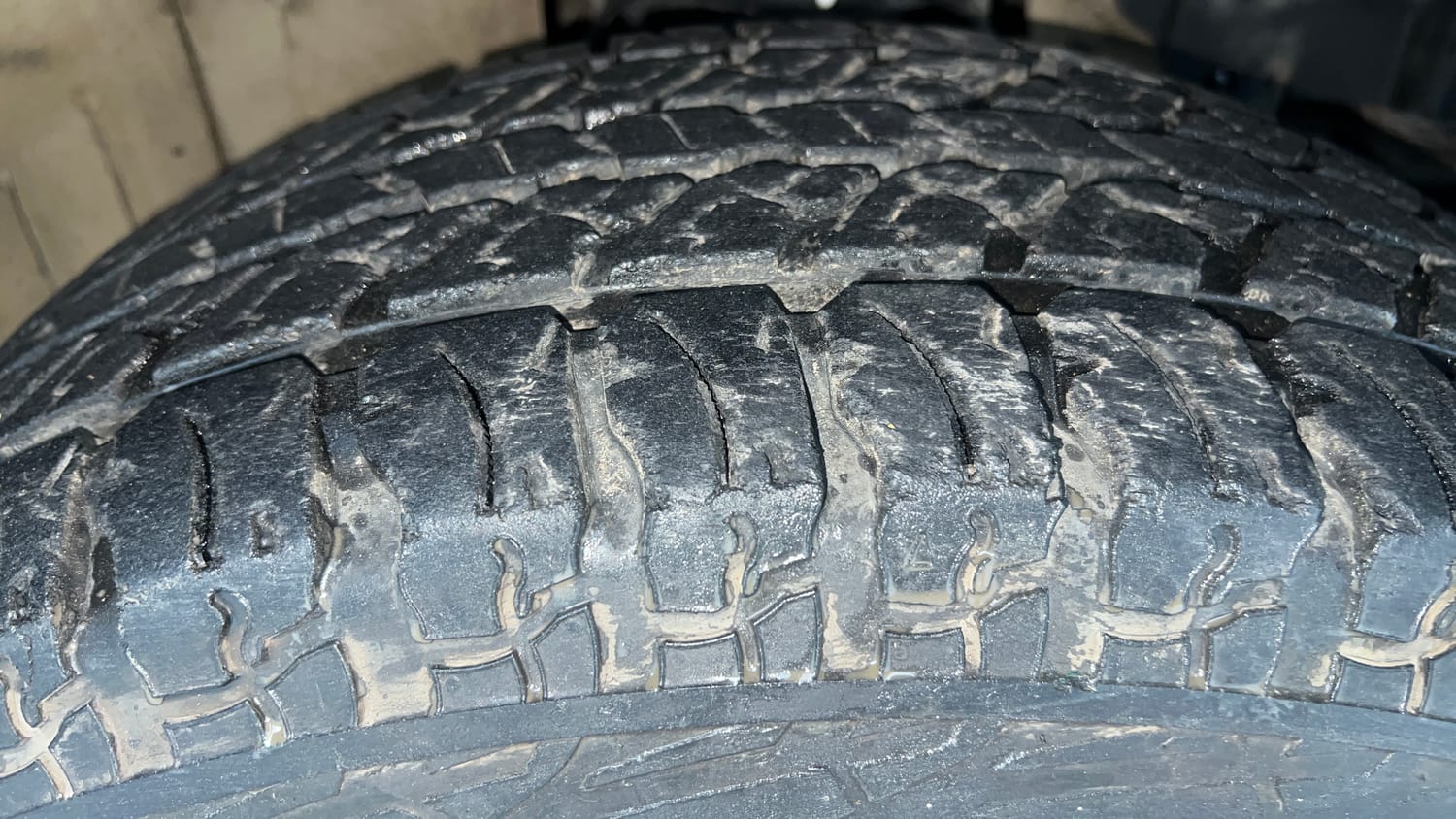 Used 2022 mahindra Thar LX Hard Top Petrol AT 4WD Petrol Automatic tyres RIGHT FRONT TYRE TREAD VIEW