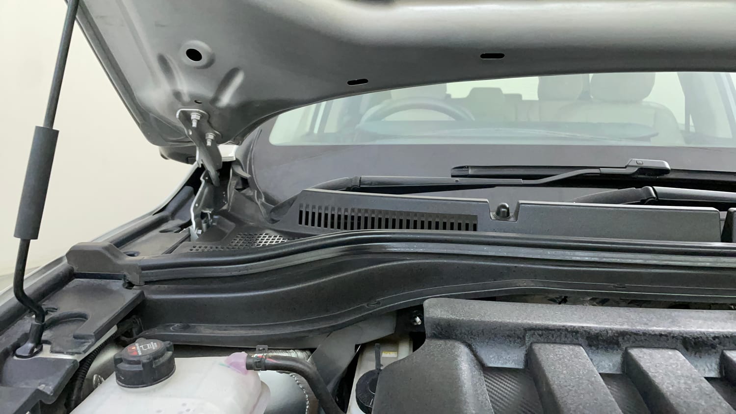 Used 2025 Mahindra XUV700 AX7 Luxury Pack Petrol AT 7 STR Petrol Automatic engine ENGINE RIGHT SIDE HINGE & APRON VIEW