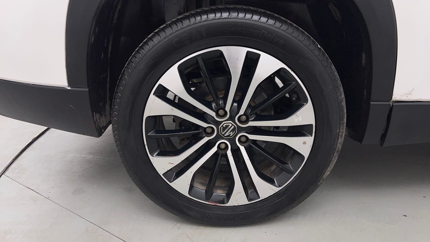 Used 2023 MG Motors Hector Plus Sharp 2.0 Diesel Turbo MT 6-STR Diesel Manual tyres RIGHT REAR TYRE RIM VIEW