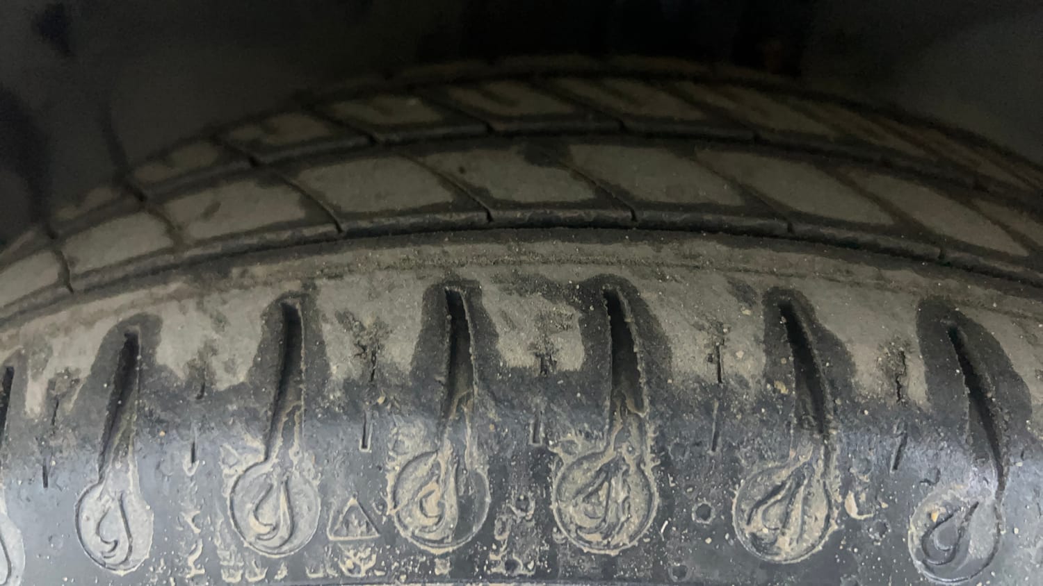 Used 2014 Ford Figo Duratorq Diesel ZXI 1.4 Diesel Manual tyres LEFT FRONT TYRE TREAD VIEW