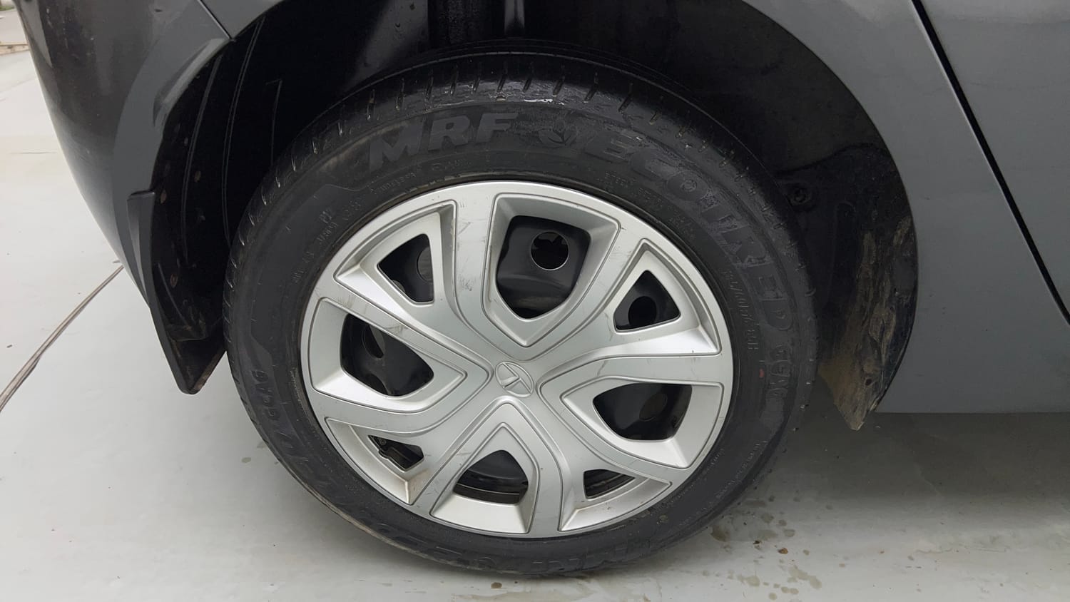Used 2023 Tata Altroz XT Petrol Petrol Manual tyres RIGHT REAR TYRE RIM VIEW