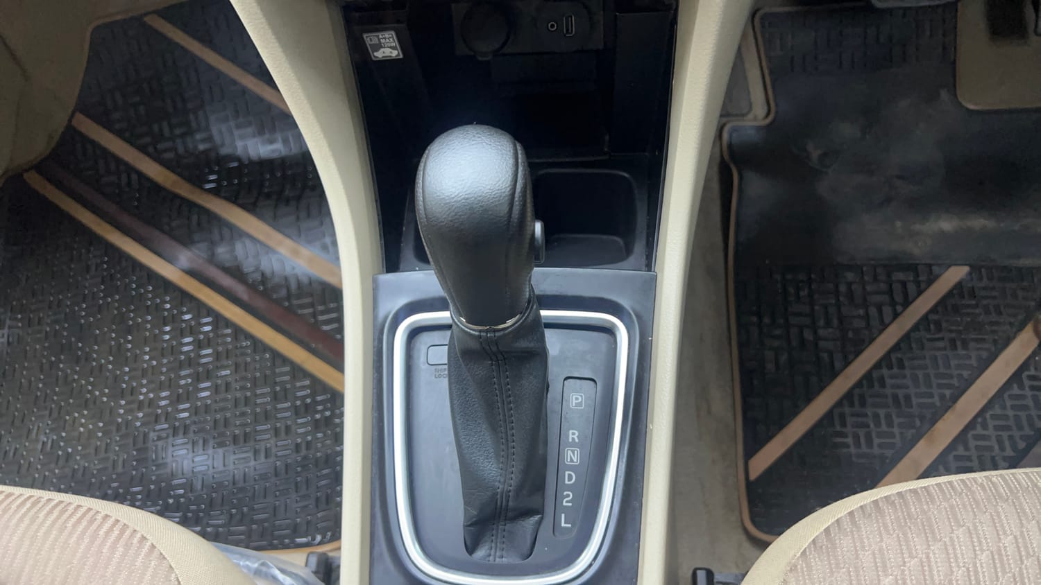 Used 2022 Maruti Suzuki Ciaz Zeta 1.5 AT Petrol Automatic interior GEAR  KNOB VIEW