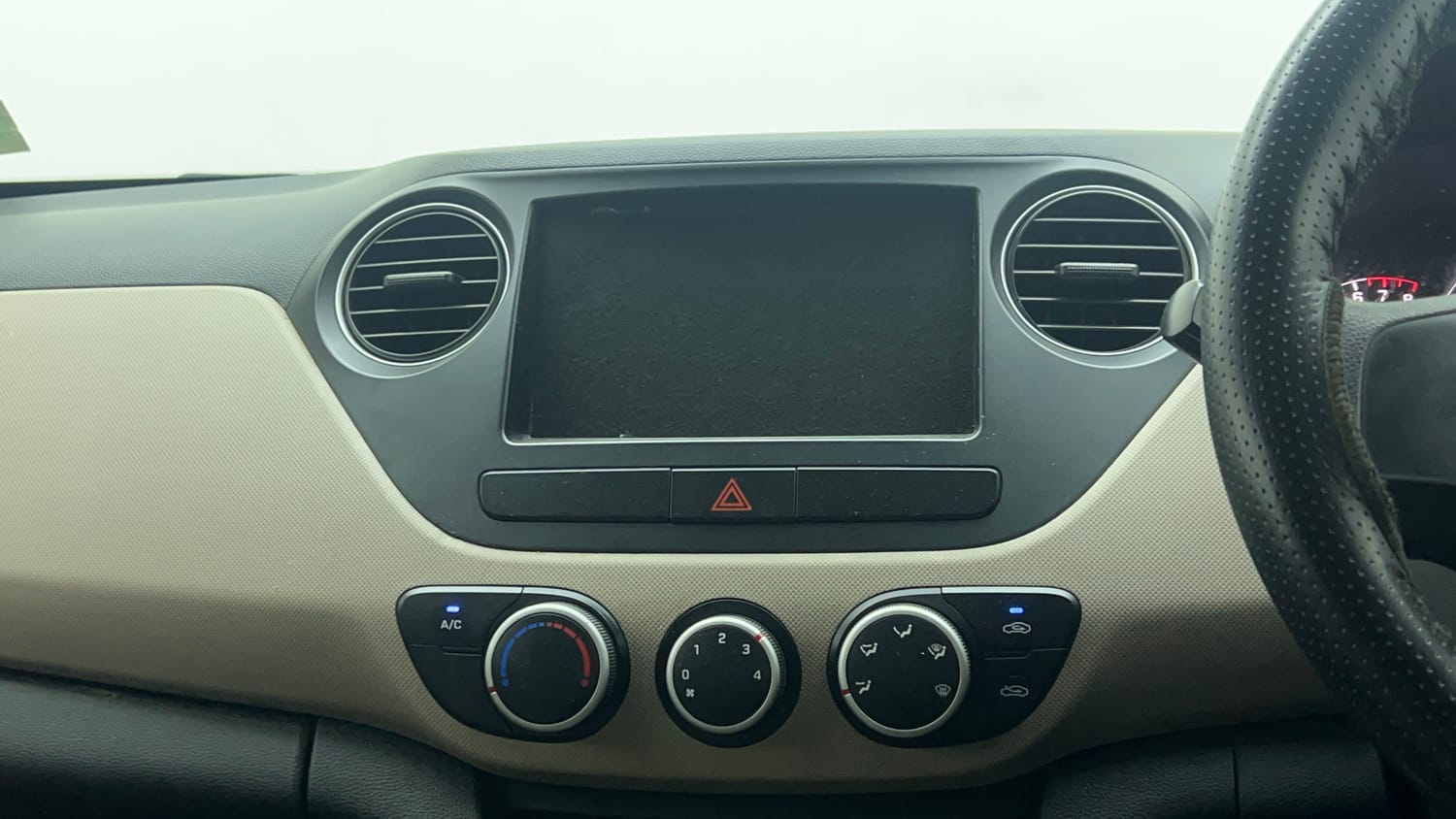 Used 2018 Hyundai Grand i10 Magna 1.2 Kappa VTVT Petrol Manual top_features Integrated (in-dash) music system