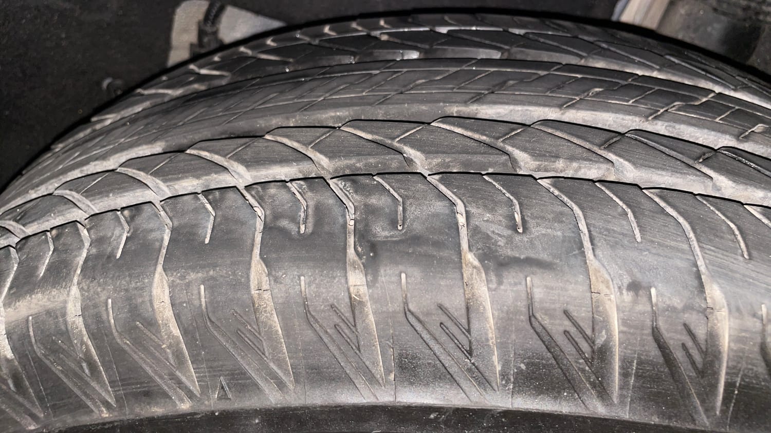 Used 2025 Mahindra XUV700 AX7 Luxury Pack Petrol AT 7 STR Petrol Automatic tyres LEFT REAR TYRE TREAD VIEW