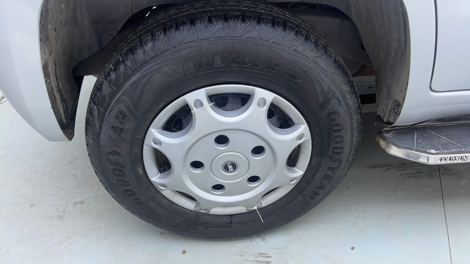 Used 2016 Mahindra TUV300 T4 Plus Diesel Manual tyres RIGHT REAR TYRE RIM VIEW