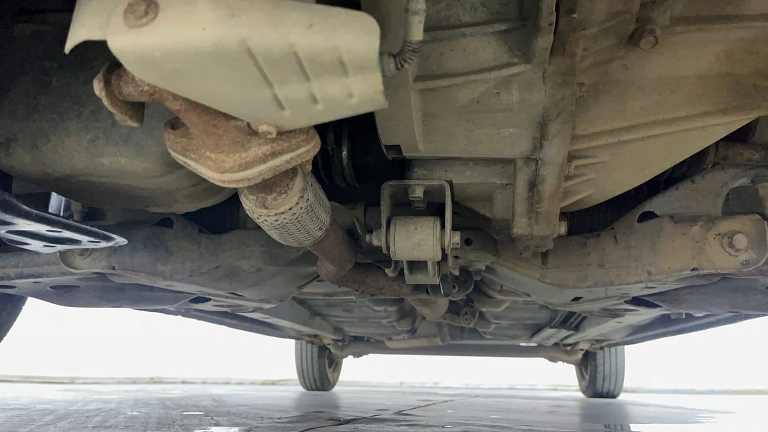 Used 2013 Hyundai i10 Era 1.1 iRDE2 Petrol Manual extra FRONT LEFT UNDERBODY VIEW