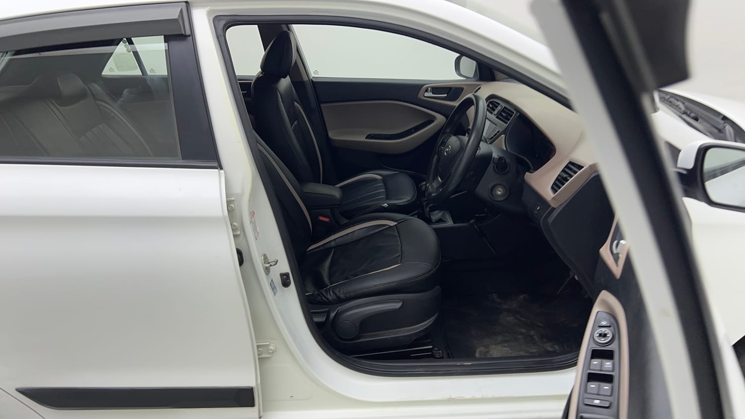 Used 2020 Hyundai Elite i20 Sportz Plus 1.2 Petrol Manual interior RIGHT SIDE FRONT DOOR CABIN VIEW