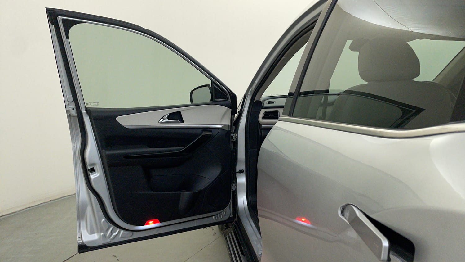 Used 2025 Mahindra XUV700 AX7 Luxury Pack Petrol AT 7 STR Petrol Automatic interior LEFT FRONT DOOR OPEN VIEW
