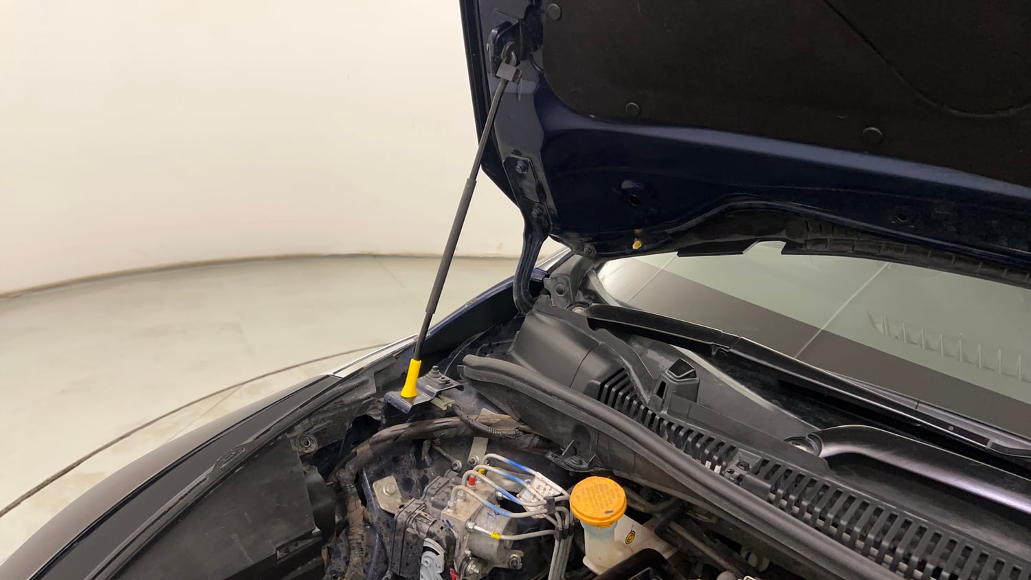 Used 2023 Tata Altroz XZ Plus (O) (S) iCNG Cng Manual engine ENGINE RIGHT SIDE HINGE & APRON VIEW