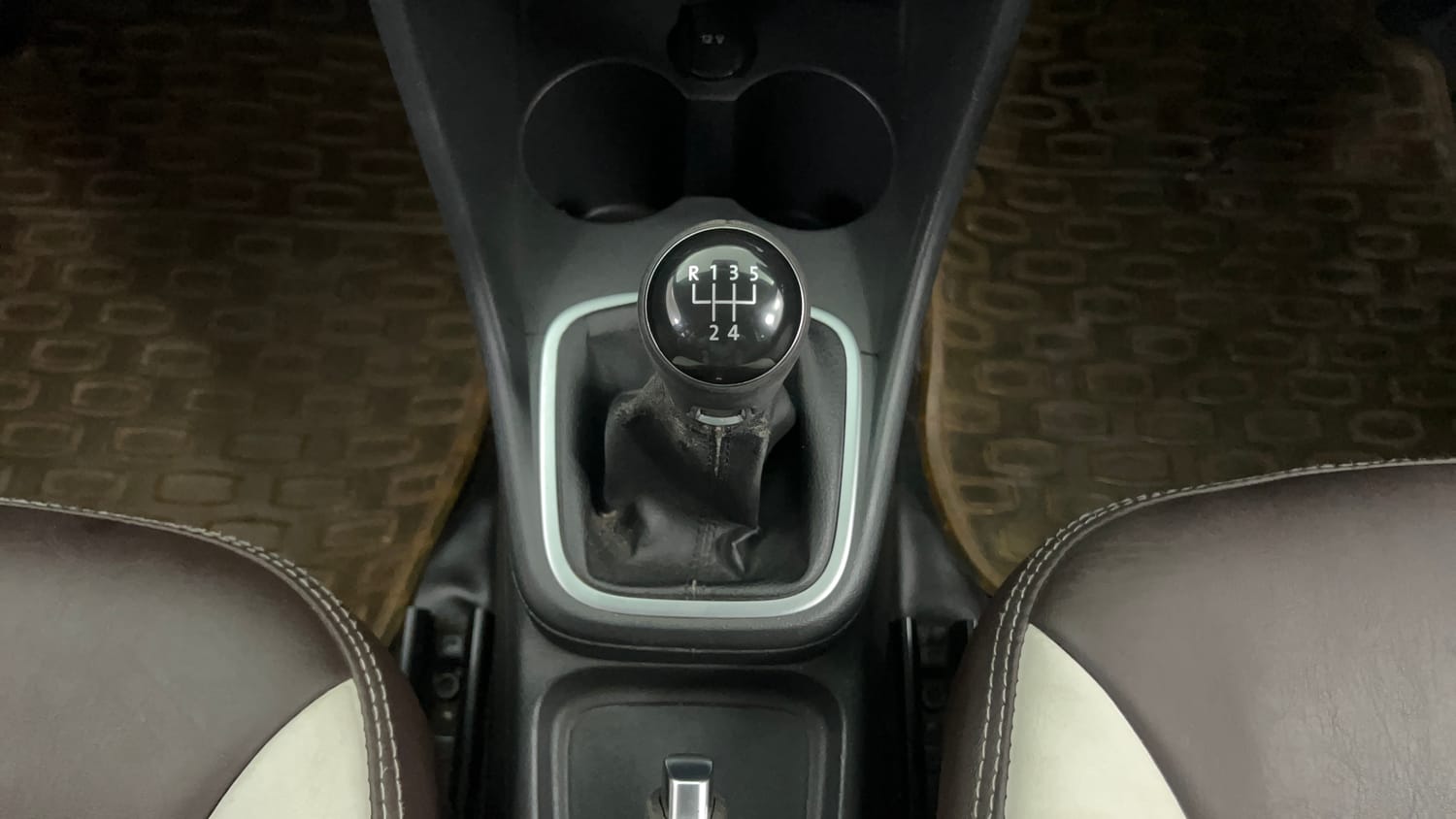 Used 2015 Volkswagen Polo Highline1.2L (P) Petrol Manual interior GEAR  KNOB VIEW