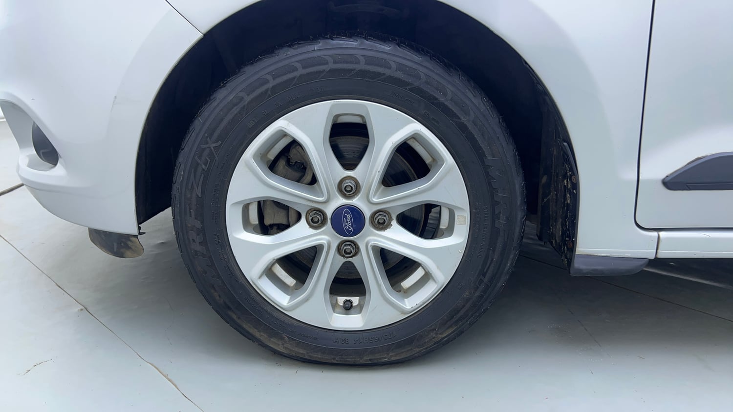 Used 2016 Ford Figo Titanium 1.2 Ti-VCT Petrol Manual tyres LEFT FRONT TYRE RIM VIEW