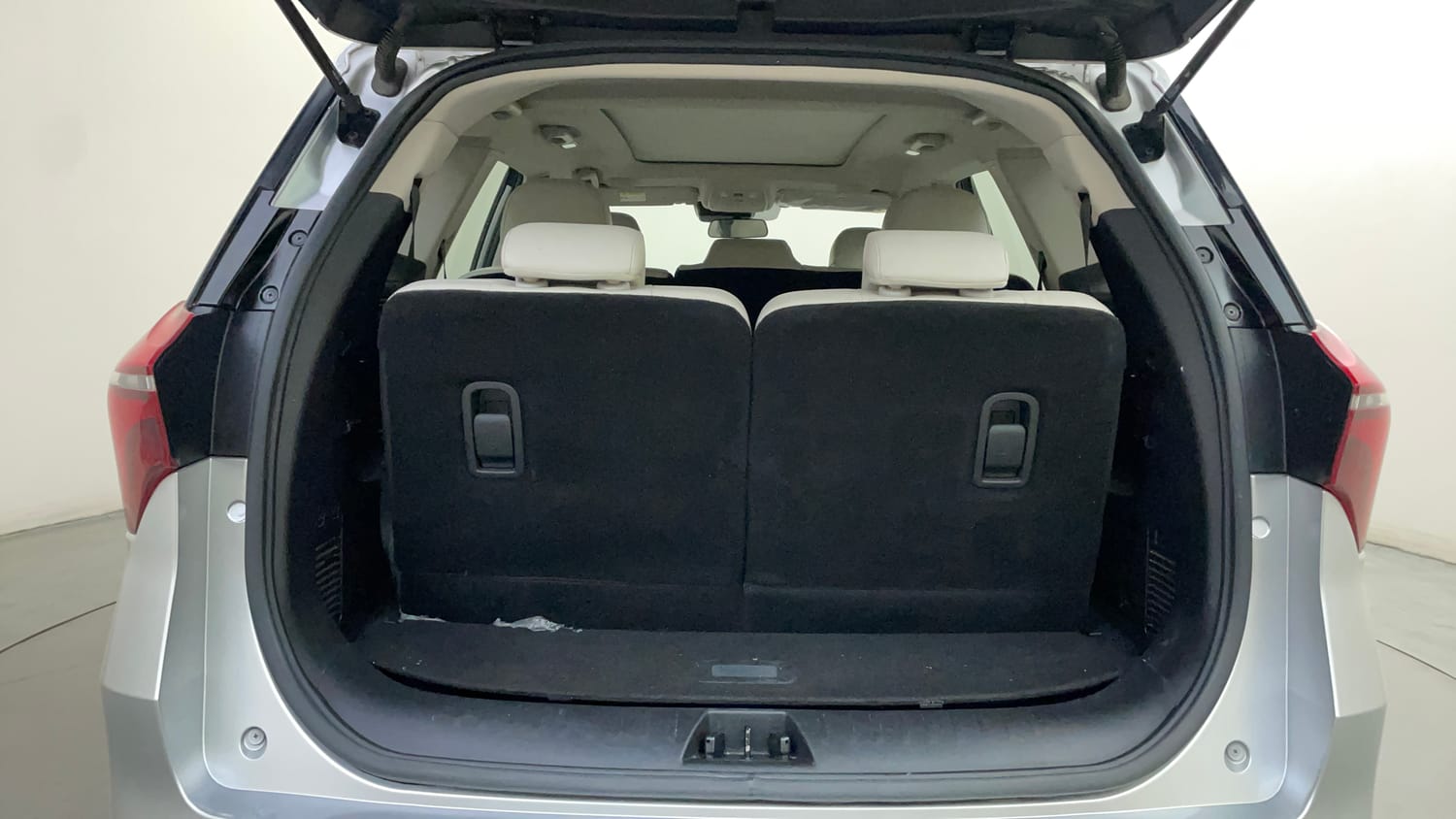 Used 2025 Mahindra XUV700 AX7 Luxury Pack Petrol AT 7 STR Petrol Automatic interior DICKY INSIDE VIEW