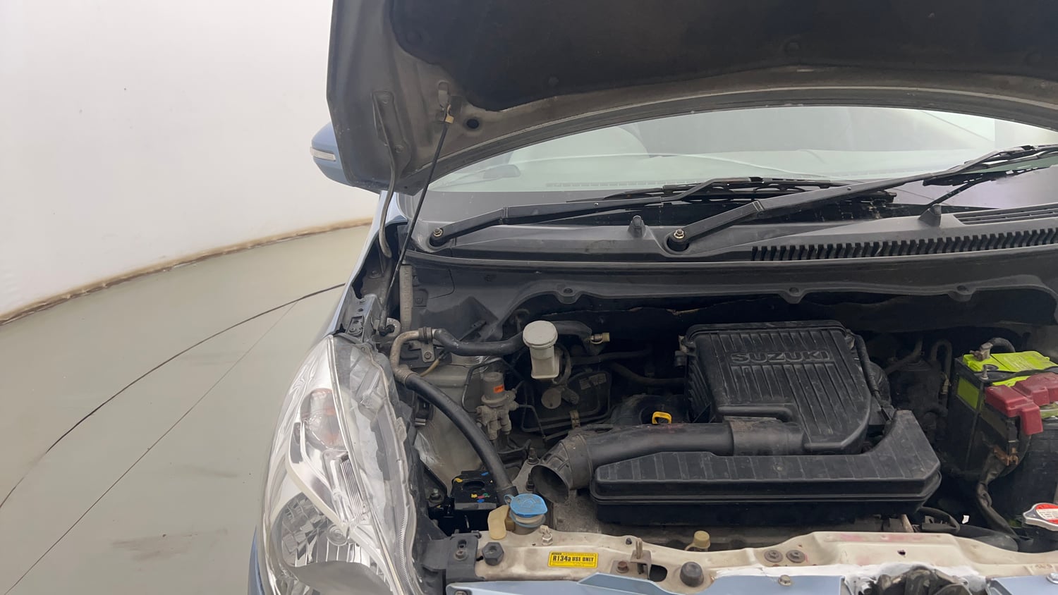 Used 2013 Maruti Suzuki Ertiga Vxi Petrol Manual engine ENGINE RIGHT SIDE HINGE & APRON VIEW