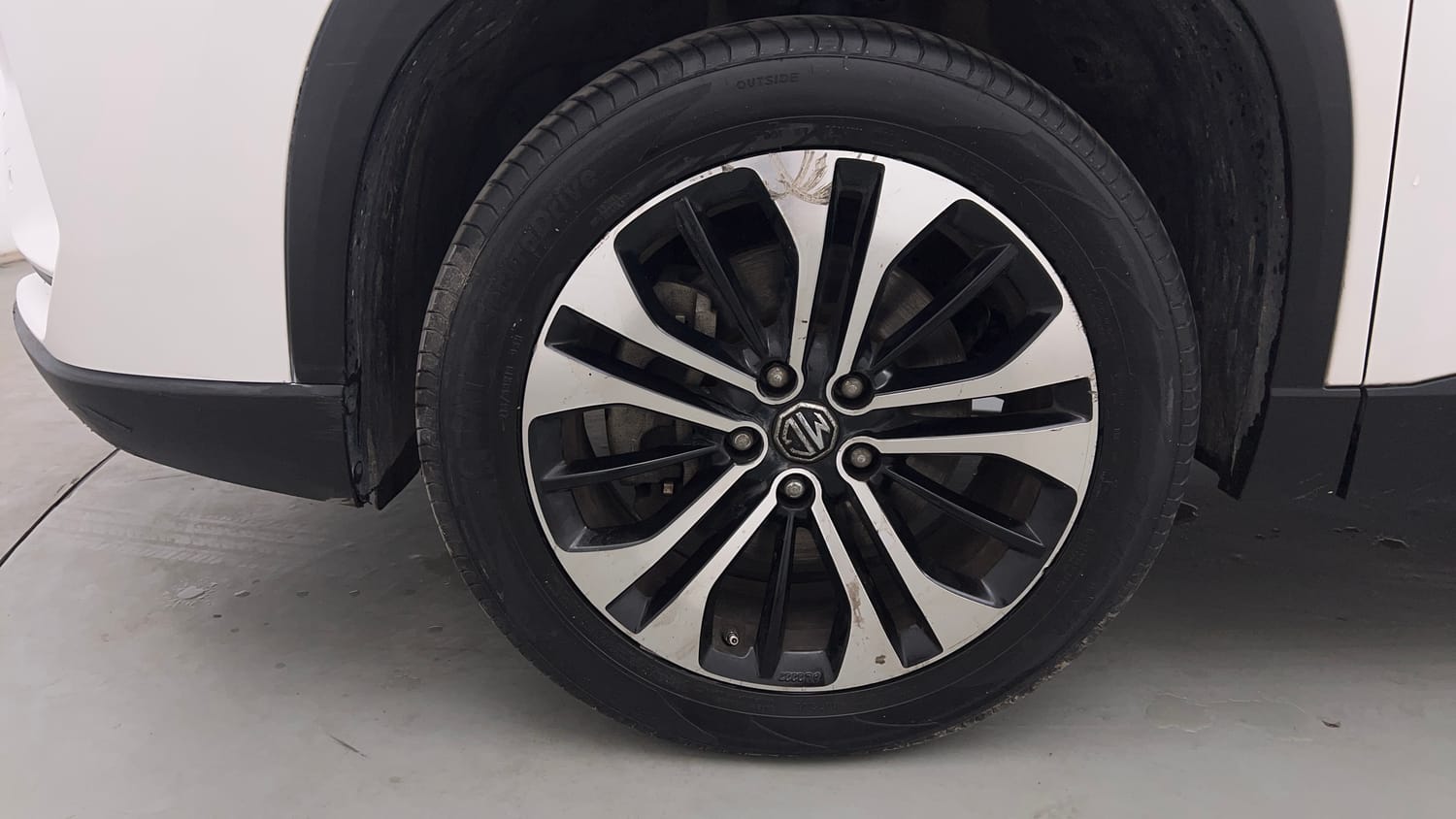 Used 2023 MG Motors Hector Plus Sharp 2.0 Diesel Turbo MT 6-STR Diesel Manual tyres LEFT FRONT TYRE RIM VIEW