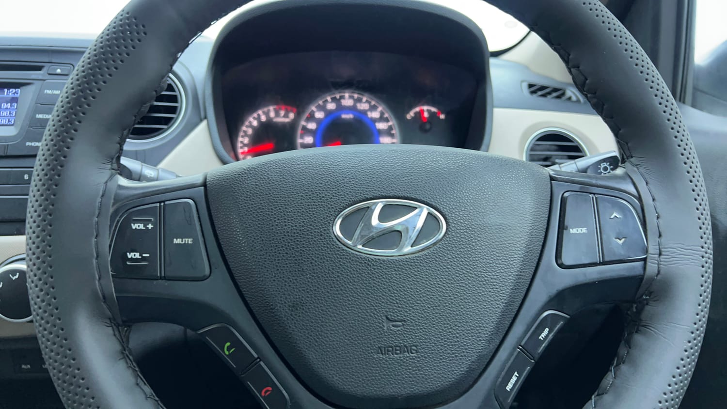 Used 2016 Hyundai Grand i10 Asta 1.2 Kappa VTVT Petrol Manual top_features Steering mounted controls