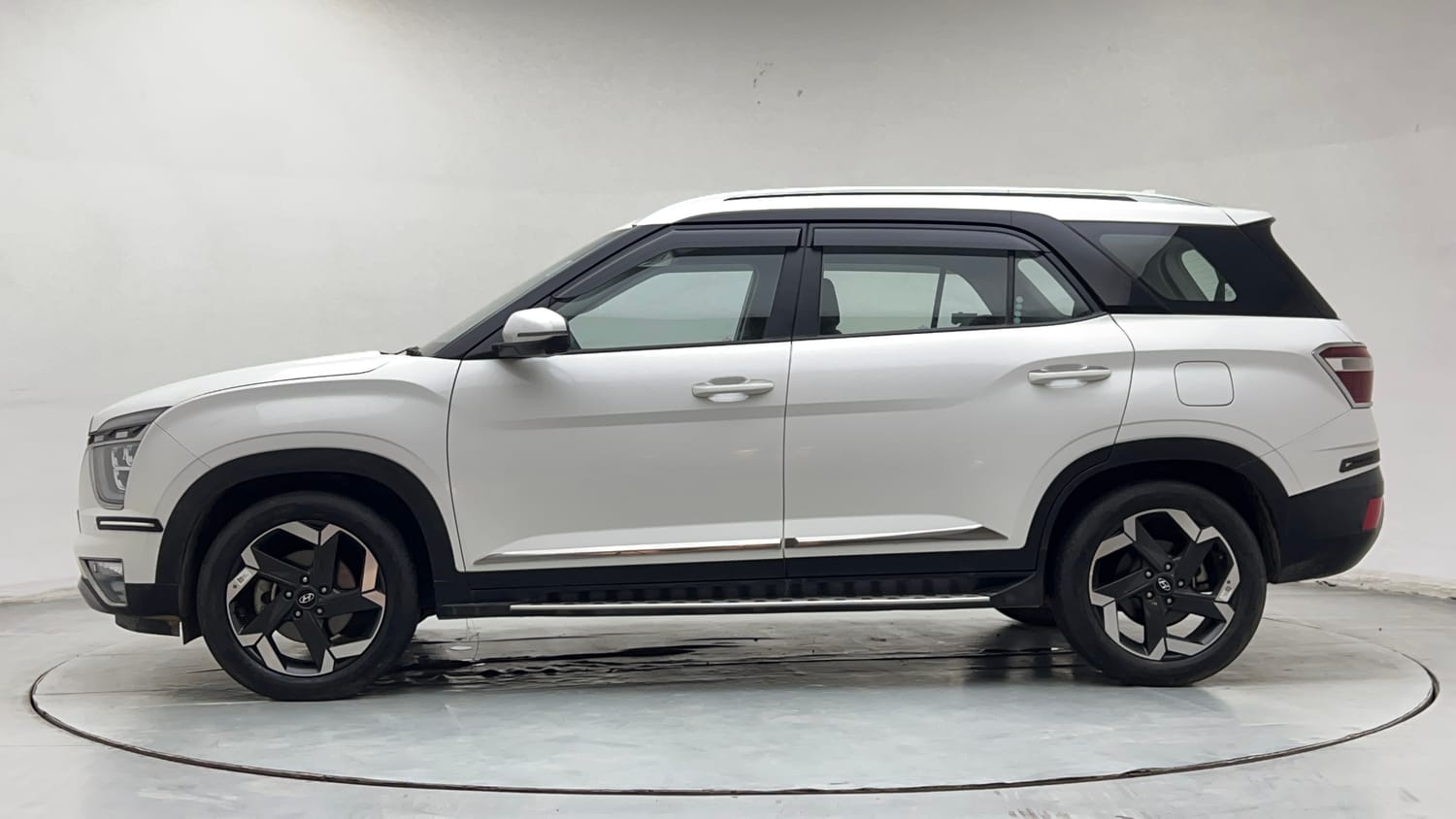 Used 2021 Hyundai Alcazar Signature (O) 6 STR 2.0 Petrol AT Petrol Automatic exterior LEFT SIDE VIEW