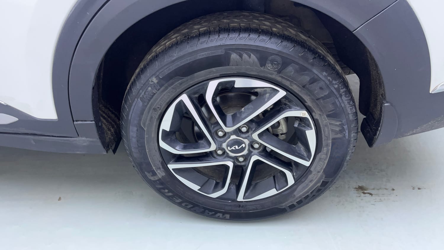 Used 2022 Kia Carens Luxury 1.4 Petrol 7 STR Petrol Manual tyres LEFT REAR TYRE RIM VIEW