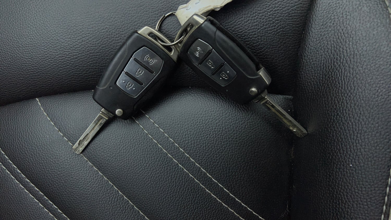 Used 2020 Mahindra XUV 300 1.2 W6 Petrol Manual extra CAR KEY VIEW