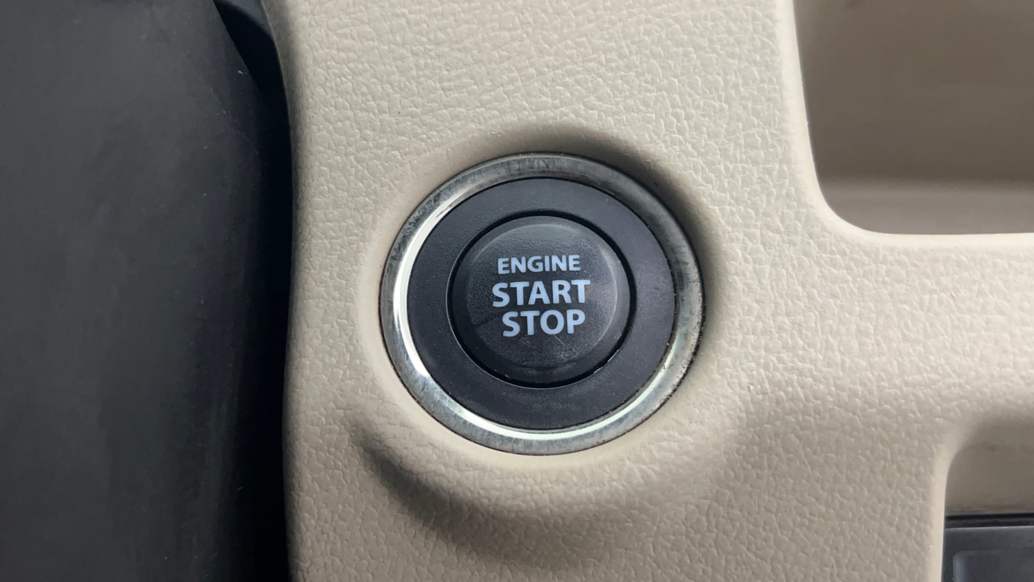 Used 2018 Maruti Suzuki Ciaz Alpha Hybrid 1.5 Petrol Manual top_features Keyless start