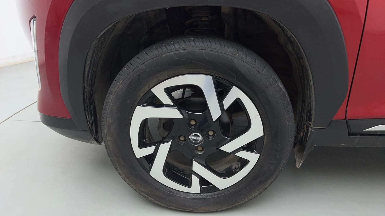 Used 2024 Nissan Magnite XV Petrol Manual tyres LEFT FRONT TYRE RIM VIEW