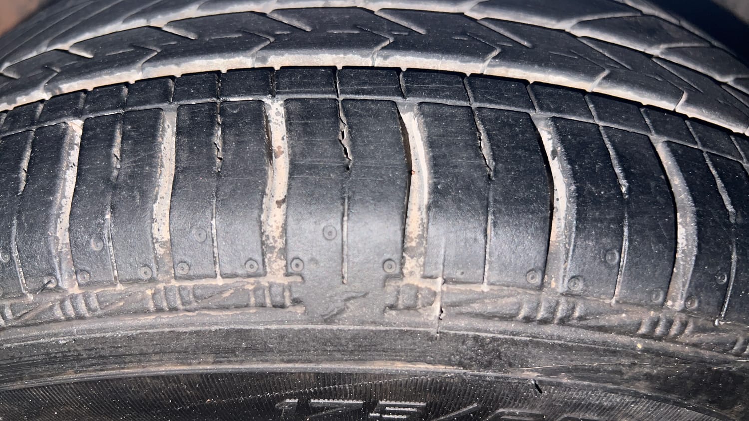 Used 2017 Ford Figo Titanium 1.5 Ti-VCT AT Petrol Automatic tyres LEFT FRONT TYRE TREAD VIEW