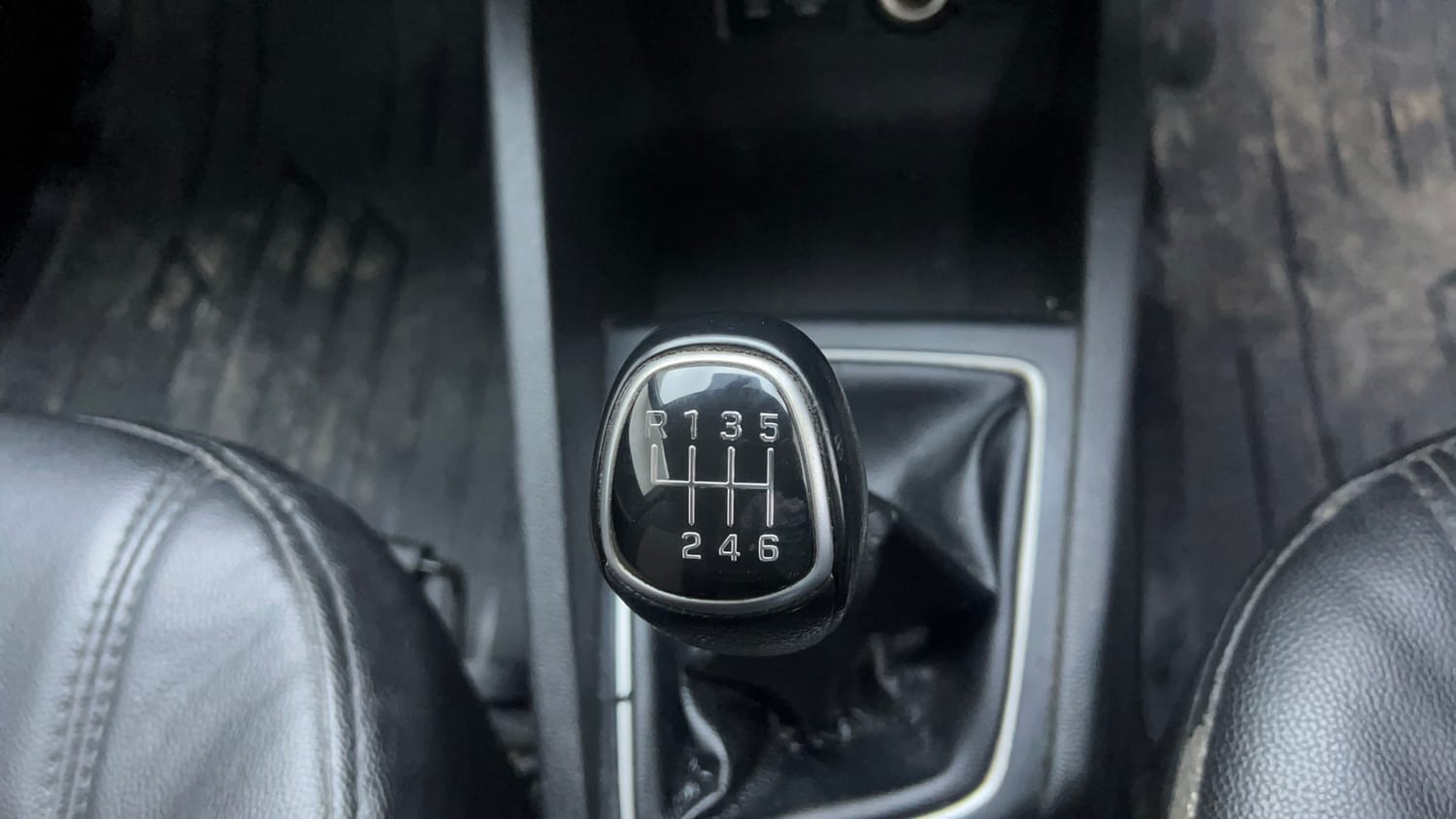 Used 2016 Hyundai Elite i20 Sportz 1.4 CRDI Diesel Manual interior GEAR  KNOB VIEW
