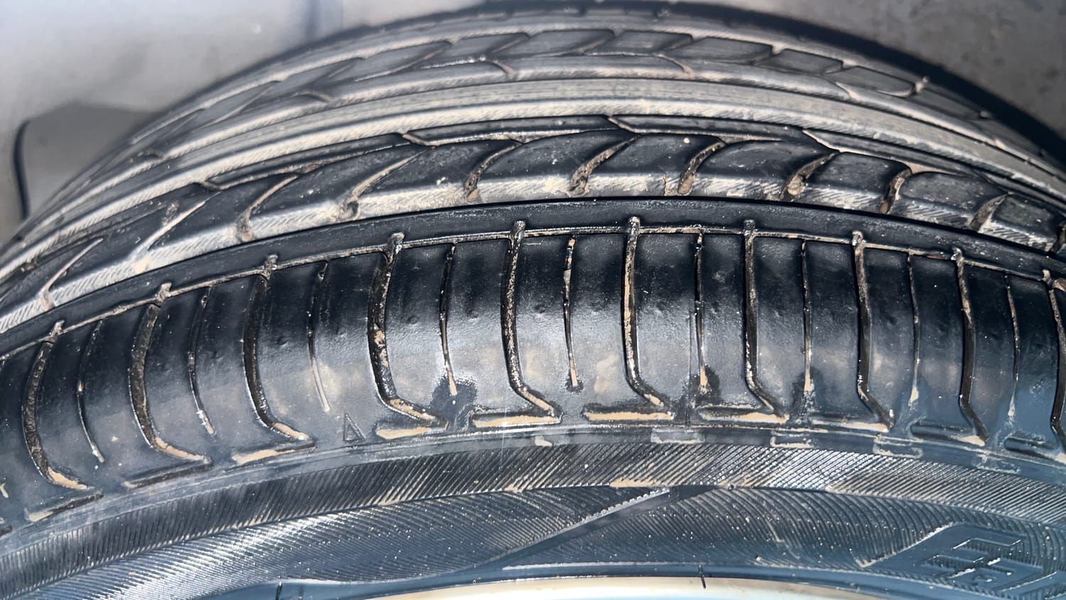 Used 2022 Maruti Suzuki Ciaz Zeta 1.5 AT Petrol Automatic tyres RIGHT REAR TYRE TREAD VIEW