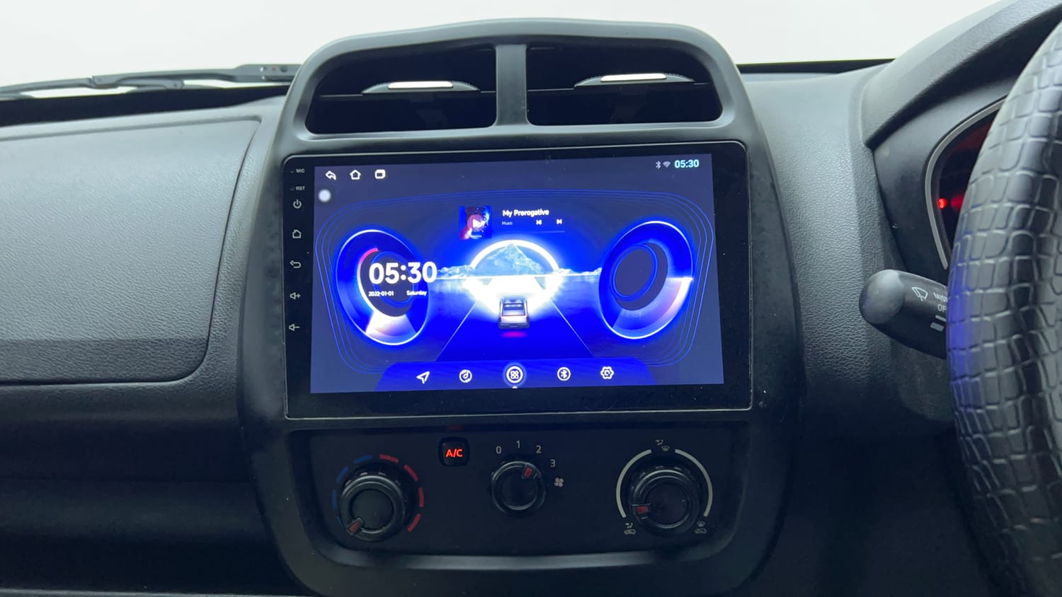 Used 2020 Renault Kwid RXL Petrol Manual top_features Integrated (in-dash) music system